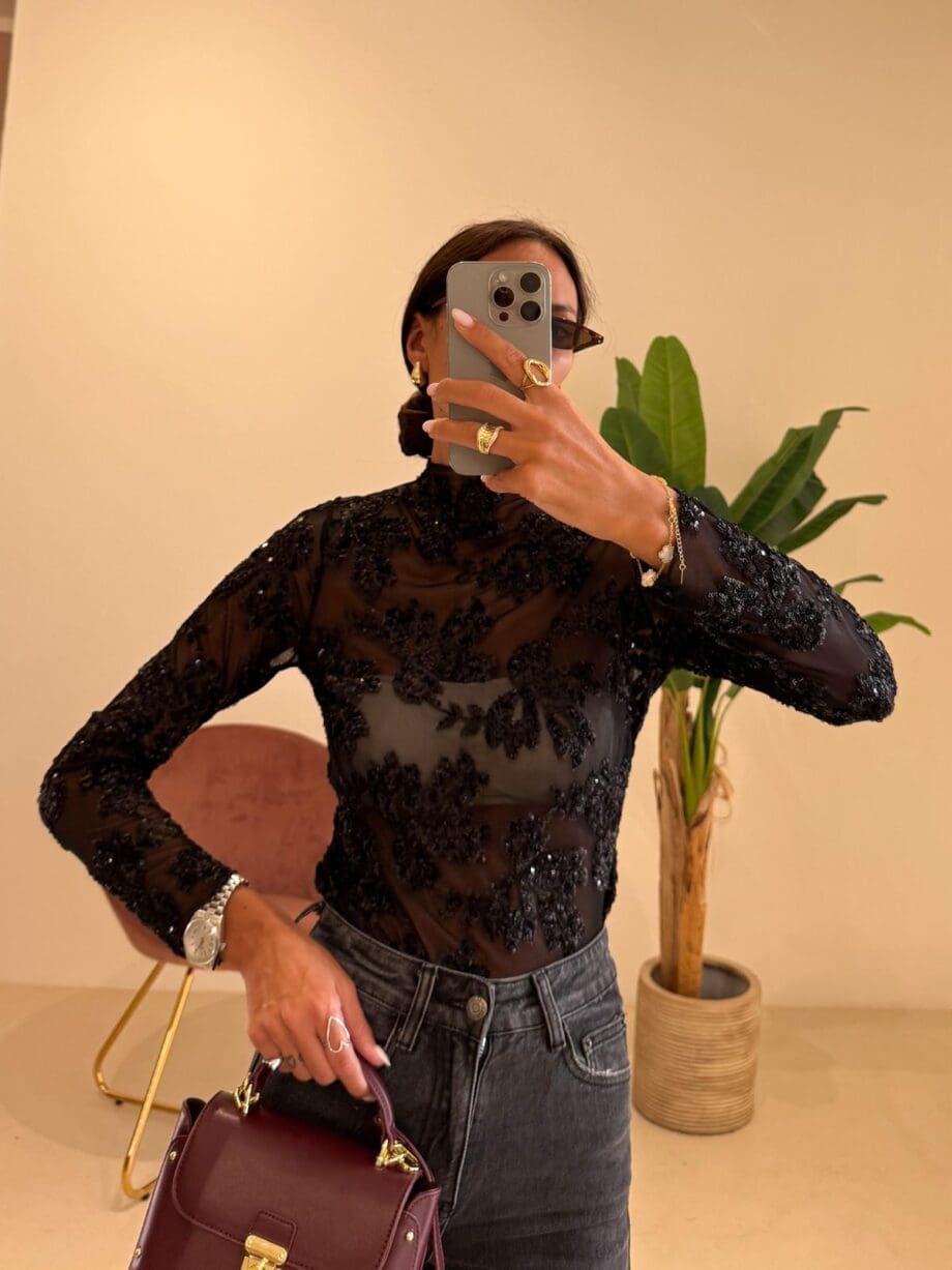 Maglietta in trasparenza e paillettes